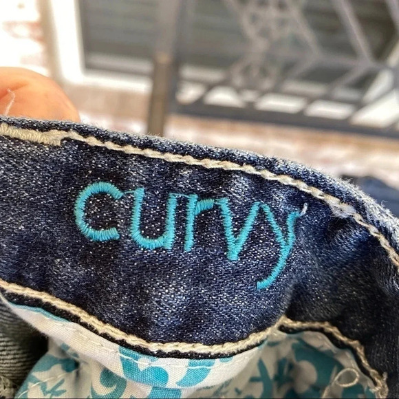 Maurice’s Embroidered Pocket Stitching Curvy Fit  Crop Capri Jeans - Picture 6 of 7